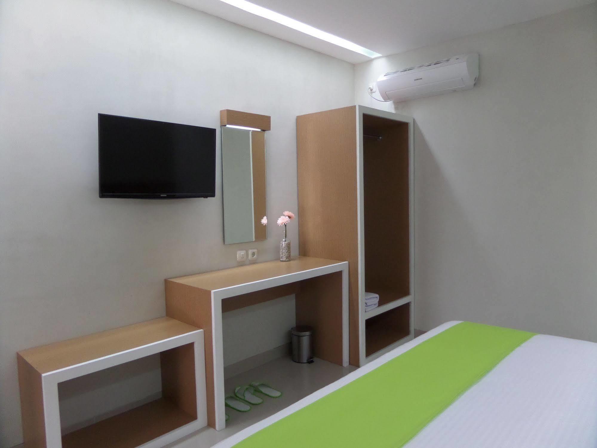 Shinta Guesthouse Malang Exterior photo