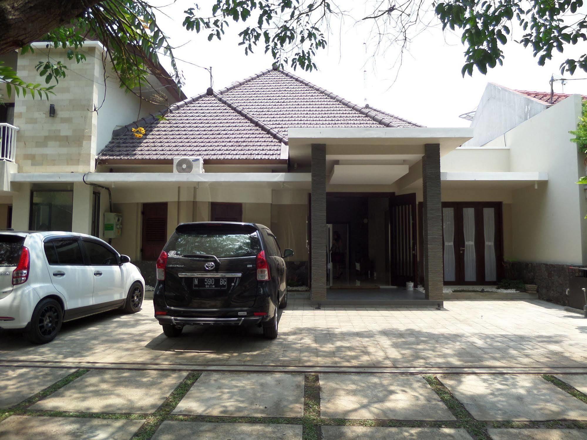 Shinta Guesthouse Malang Exterior photo